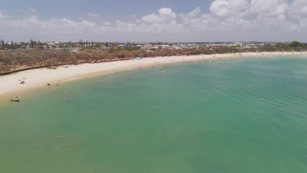 Drohnenblick Auf Den Berühmten Strand Und Yachthafen Von Mooloolaba Sonnigen — Stockvideo