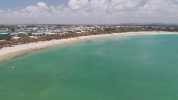 Drone Vista Famosa Playa Mooloolaba Puerto Deportivo Día Soleado — Vídeo de stock
