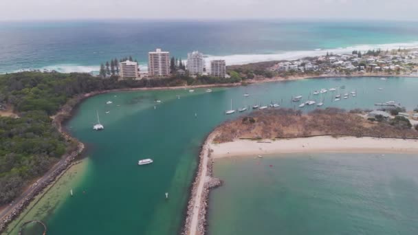 Güneşli Bir Gün Ünlü Mooloolaba Plaj Marina Drone Görünümü — Stok video