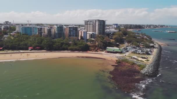 Légi Drone Kilátás Suttons Beach Redcliffe Queensland Ausztrália — Stock videók