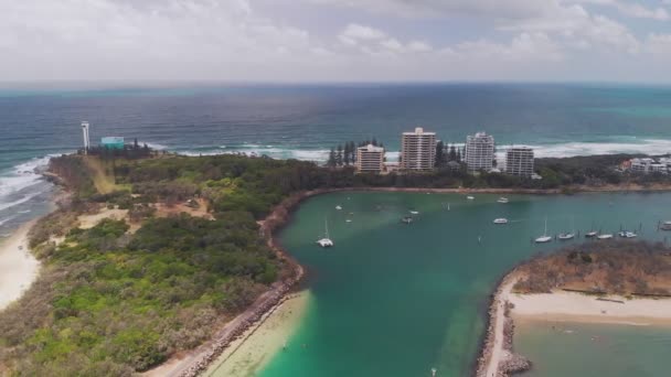 Drone Vista Famosa Playa Mooloolaba Puerto Deportivo Día Soleado — Vídeos de Stock