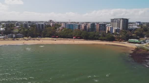澳大利亚昆士兰州雷德克里夫苏东海滩空中无人机视图 — 图库视频影像