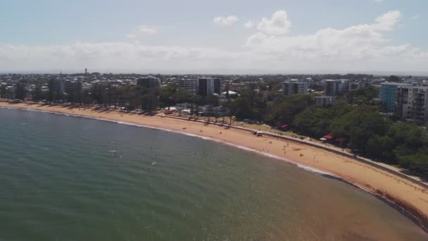接続ビーチ レッドクリフ クイーンズランド州 オーストラリアの空中ドローン ビュー — ストック動画