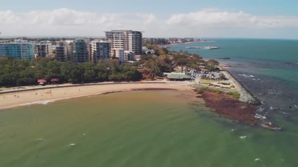 Hava Dron Görünümü Suttonlar Beach Redcliffe Queensland Avustralya — Stok video