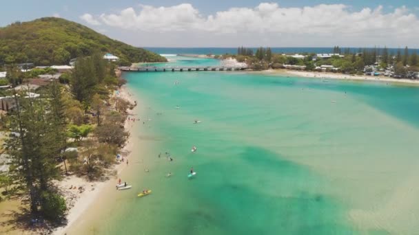 코스트 퀸즐랜드 호주에 유명한 해변탈레부드게라 크릭의 항공기 — 비디오