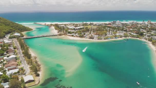 Altın Sahil Üzerinde Ünlü Plaj Ile Tallebudgera Creek Hava Drone — Stok video