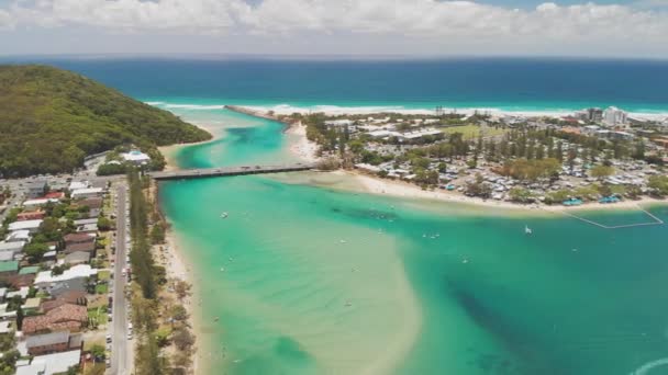 塔勒布吉拉河的空中无人机视图与黄金海岸著名的海滩 昆士兰州 澳大利亚 — 图库视频影像