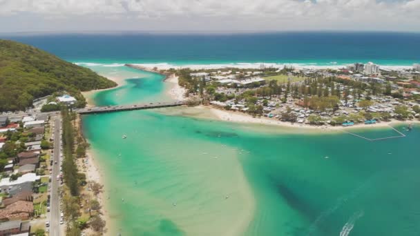 Altın Sahil Üzerinde Ünlü Plaj Ile Tallebudgera Creek Hava Drone — Stok video