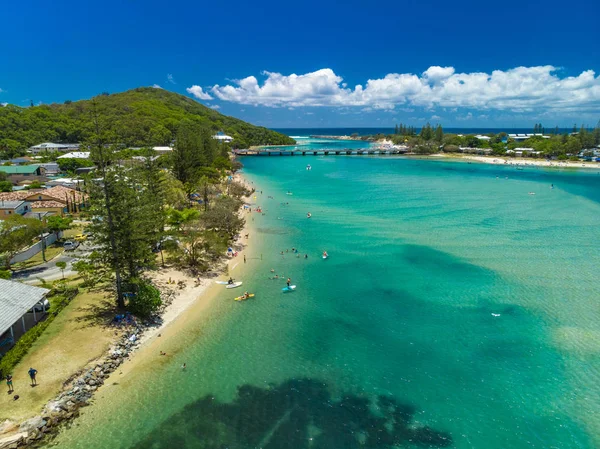 Havadan drone görünümü, Tallebudgera Creek ve altın coas üzerinde plaj — Stok fotoğraf