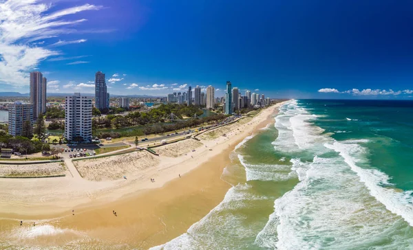 Surfistas Paradise playa desde la perspectiva de drones aéreos, Costa Dorada —  Fotos de Stock