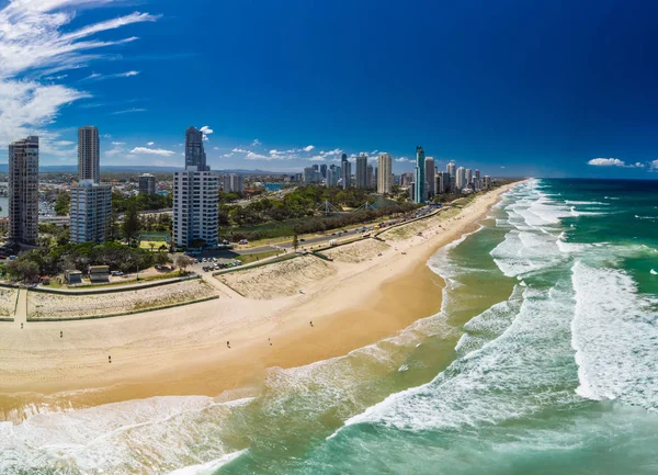 Surfistas Paradise playa desde la perspectiva de drones aéreos, Costa Dorada — Foto de Stock