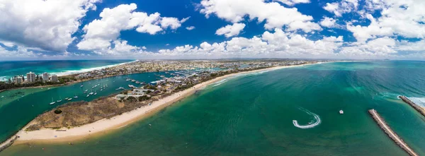 Drone kilátás a híres Mooloolaba strand és kikötő — Stock Fotó