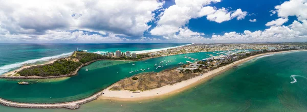 Drone vista sulla famosa spiaggia di Mooloolaba e marina — Foto Stock