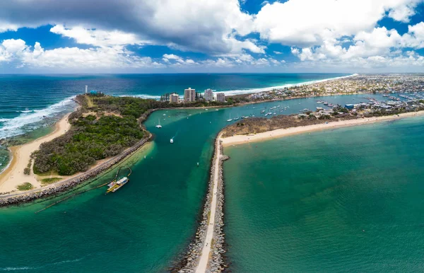 Drone pohled na slavnou pláž Mooloolaba a přístav — Stock fotografie