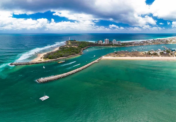 Drone kilátás a híres Mooloolaba strand és kikötő — Stock Fotó