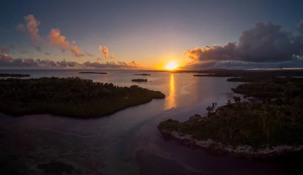 Vista de zangão do pôr-do-sol sobre Efate Island, Vanuatu, perto de Port Vila — Fotografia de Stock