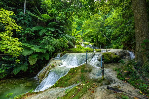 Kushe Maat kaskády v portu Vila, Efate Island, Vanuatu, Jižní PA — Stock fotografie