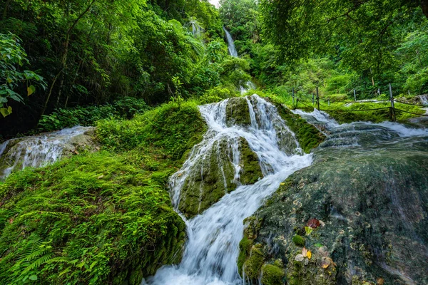 Kushe Maat kaskády v portu Vila, Efate Island, Vanuatu, Jižní PA — Stock fotografie