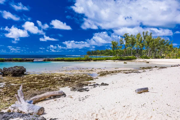 Итон-Бич, остров Ифате, Вануату, недалеко от Порт-Вила - знаменитый пляж — стоковое фото