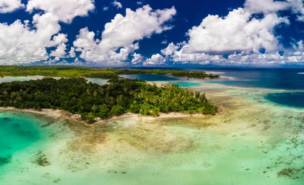 小さな島々とラグーンのドローンビュー、エファテ島、バヌアツ, — ストック写真