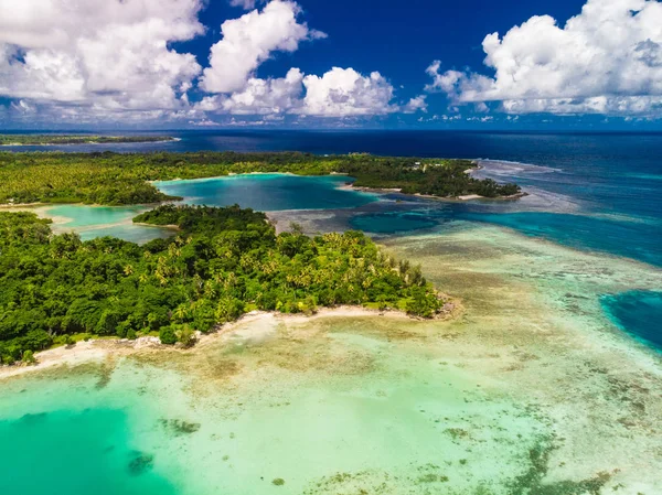 Vista drone de pequenas ilhas e lagoas, Ilha Efate, Vanuatu , — Fotografia de Stock