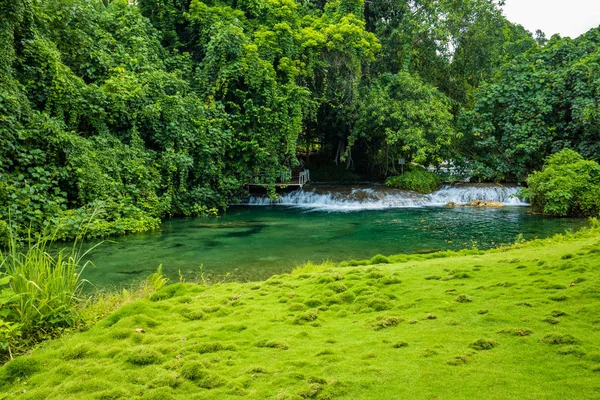 Rarru Rentapao Cascades, vízesés és a folyó, Teouma falu — Stock Fotó