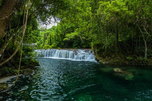 Cascadas Rarru Rentapao, Cascada y el río, pueblo de Teouma — Foto de Stock