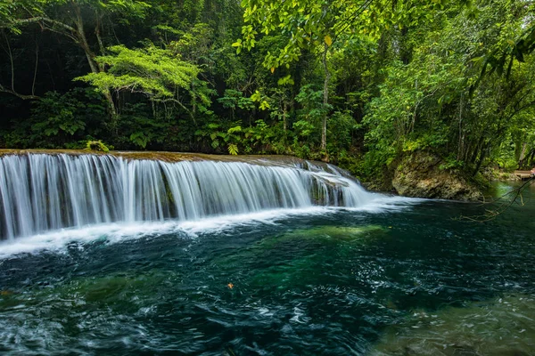 Rarru Rentapao Cascades, vízesés és a folyó, Teouma falu — Stock Fotó