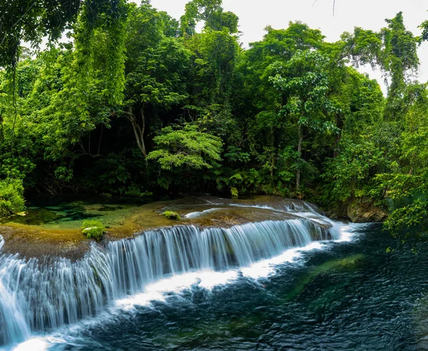 Rarru Rentapao Cascades, Cascata e il fiume, villaggio di Teouma — Foto Stock