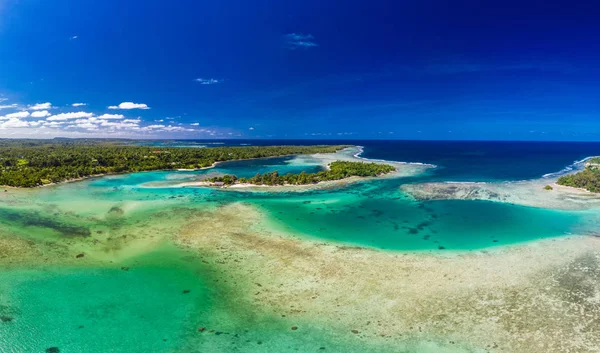 Vista aérea drone da Ilha de Erakor, Vanuatu, perto de Port Vila — Fotografia de Stock