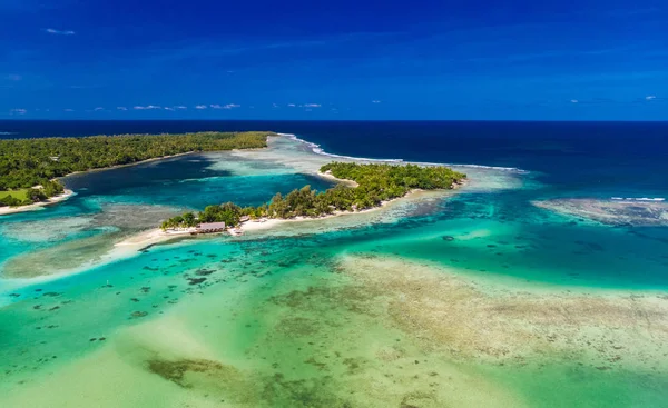 Vista aérea drone da Ilha de Erakor, Vanuatu, perto de Port Vila — Fotografia de Stock