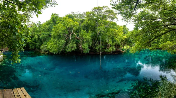 Agujero azul de Matevulu, Isla de Santa Espiritu, Vanuatu, el mayor turista — Foto de Stock