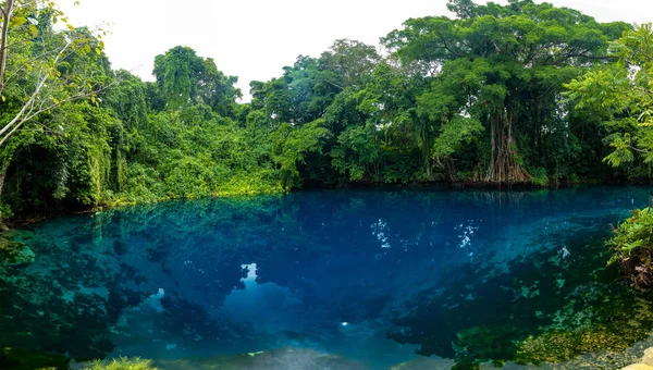 Matevulu Blue Hole, Espiritu Santa Island, Vanuatu, touriste aîné — Photo