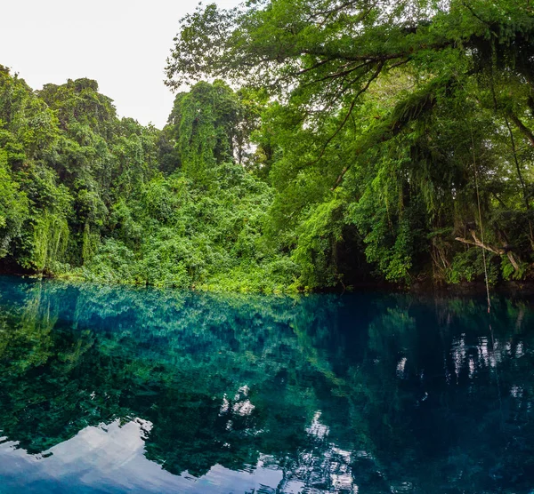 Matevulu mavi delik, Espiritu Santa Island, Vanuatu, turist en — Stok fotoğraf