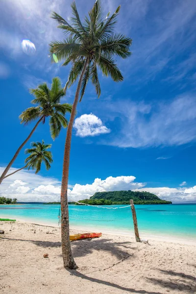 Písečná pláž port Orly s palmami, ostrov Espiritu Santo, VA — Stock fotografie