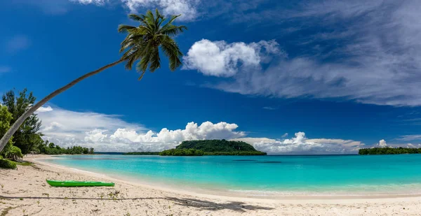 Písečná pláž port Orly s palmami, ostrov Espiritu Santo, VA — Stock fotografie