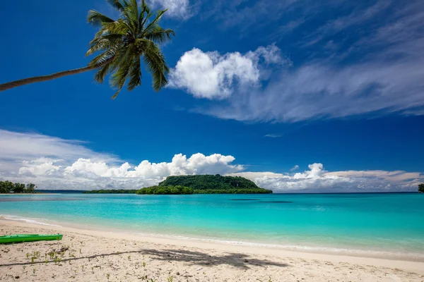 Písečná pláž port Orly s palmami, ostrov Espiritu Santo, VA — Stock fotografie