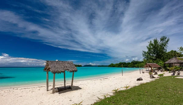 Porto Orly praia de areia com palmeiras, Espiritu Santo Island, Va — Fotografia de Stock