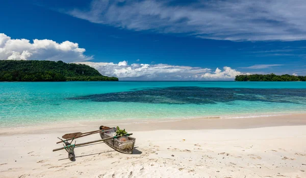 Песчаный пляж Порт Орли с пальмами, остров Эспириту Санто, Ва — стоковое фото