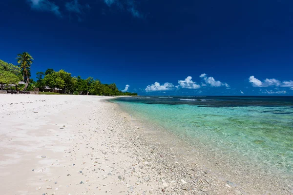 Život tropických letovisek ve Vanuatu, blízko přístavního souboru, Efate Island — Stock fotografie