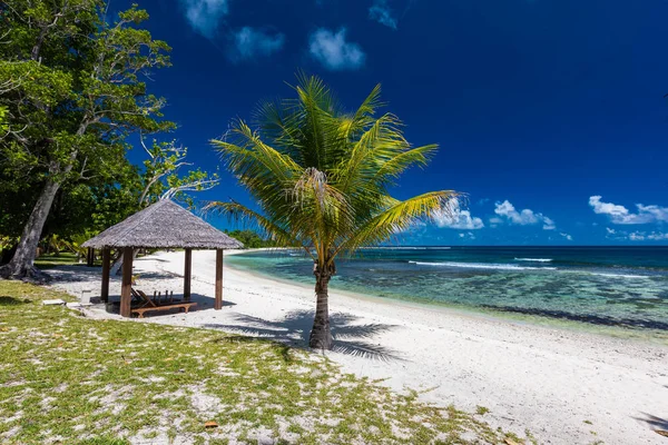 Trópusi üdülőhely élet Vanuatu, közel port fájl, Efate-sziget — Stock Fotó