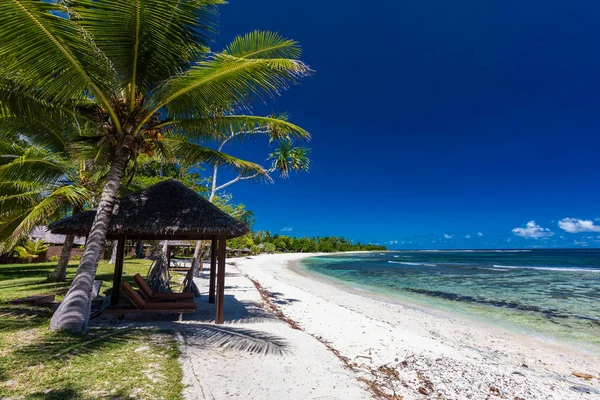 Život tropických letovisek ve Vanuatu, blízko přístavního souboru, Efate Island — Stock fotografie