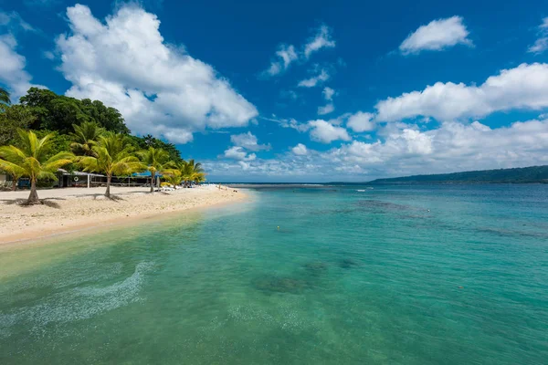 Beach with palm trees, tropical Efate island, Vanuatu — Stock Photo, Image