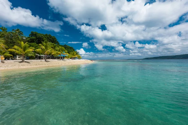 Palmiye ağaçları ile Plaj, tropikal Efate ada, Vanuatu — Stok fotoğraf