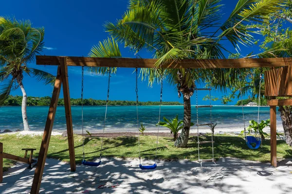 Palm bomen op een tropisch strand, Vanuatu, Erakor Island, Efate — Stockfoto