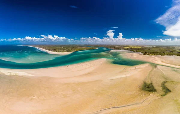 Drone vista di Elliott Heads Beach e River, Queensland, Australia — Foto Stock