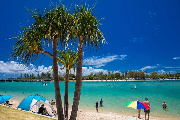 Gold Coast, Aus - 12 Ocak 2019: Plaj aktivitelerini beğenen ler — Stok fotoğraf