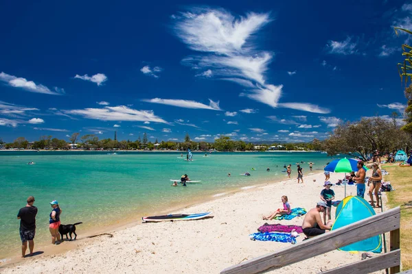 Gold Coast, AUS - JAN 12 2019: Pessoas que gostam de atividades na praia — Fotografia de Stock