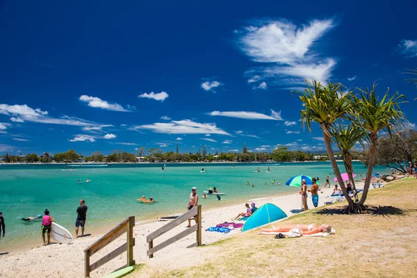 Gold Coast, AUS - JAN 12 2019 : Les gens qui aiment les activités sur la plage — Photo