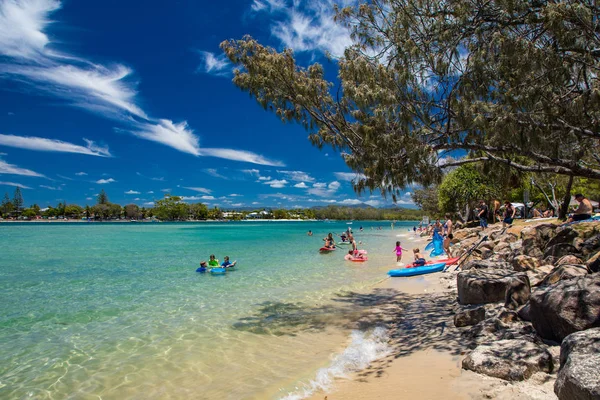 Gold Coast, aus-Jan 12 2019: ludzie korzystający z zajęć na plaży — Zdjęcie stockowe